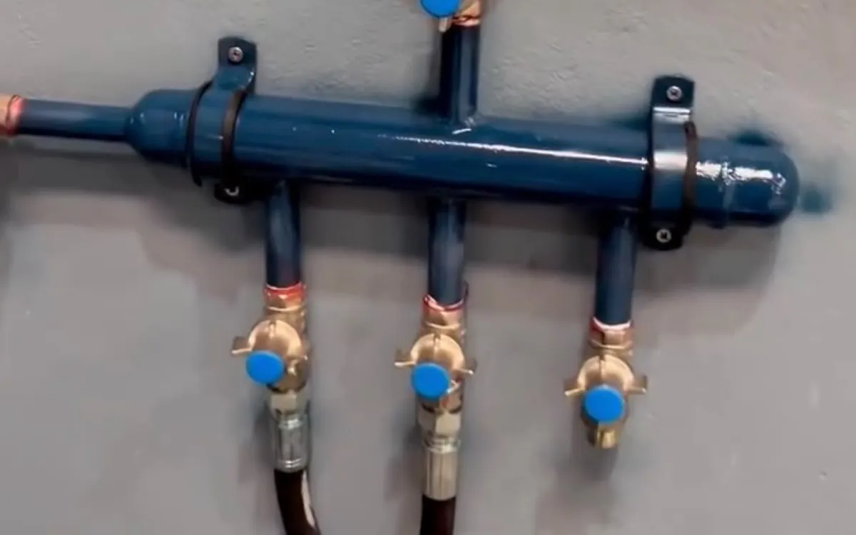 Fabricated test manifold with pressure gauge, wall mounted